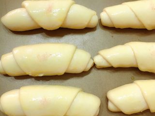 24、盐面包,涮一层全蛋液，上面放海盐，烤箱预热175度烤15分钟，上色盖锡纸（烤的时间根据自己烤箱的温度跟脾气哈）