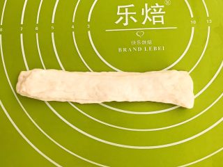 15、自制健康油条,把2个面皮摞起来