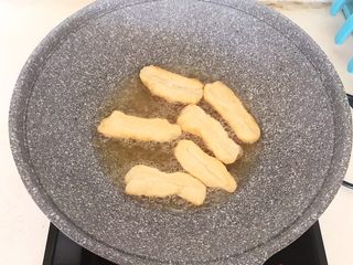 21、自制健康油条,让油条受热均匀
