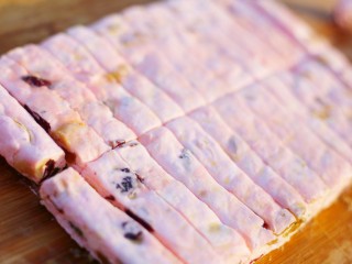 8、浪漫气息爆棚的蔓越莓牛轧糖,稍凉微软时切成自己所喜欢的大小即可。