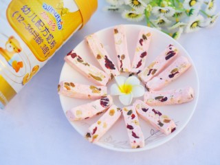 10、浪漫气息爆棚的蔓越莓牛轧糖,成品棒棒哒。