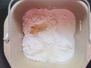 1、田园猪肉堡,将140克牛奶，1个鸡蛋，30克糖，3克盐，250克高筋面粉，3克酵母粉开始和面