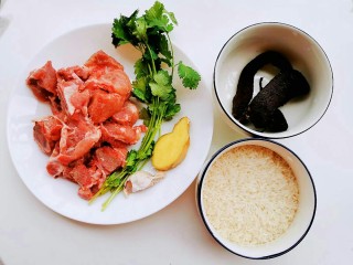 1、消食开胃的老菜脯粥,备好以上材料