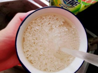 2、消食开胃的老菜脯粥,大米洗干净，泡好！