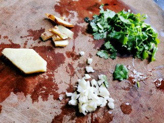 3、消食开胃的老菜脯粥,姜块去皮蒜头去皮切丁，香菜切段