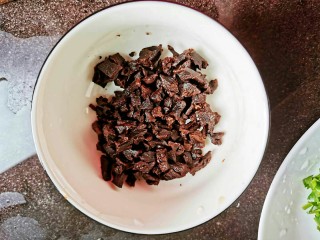 4、消食开胃的老菜脯粥,老菜脯切丁。