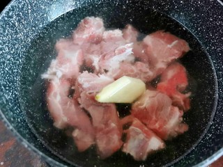 5、消食开胃的老菜脯粥,锅里放水，骨头，姜块