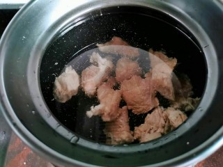 7、消食开胃的老菜脯粥,砂锅放入足够的水还有龙骨