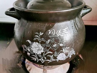 8、消食开胃的老菜脯粥,盖上锅盖，煲一个多小时