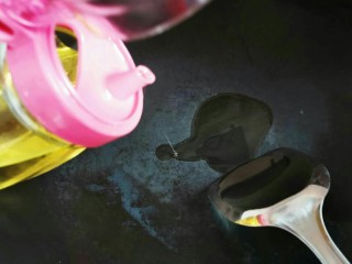 9、消食开胃的老菜脯粥,炒锅放入花生油