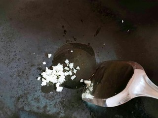 10、消食开胃的老菜脯粥,油热放入蒜蓉爆香
