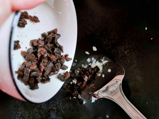 11、消食开胃的老菜脯粥,再放入老菜脯丁炒下，等下吃起来才不会酸