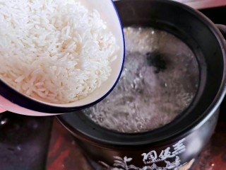 12、消食开胃的老菜脯粥,骨头汤煲好了，放入大米，中途记得得搅拌哦