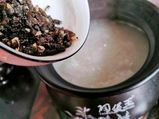 13、消食开胃的老菜脯粥,米煮到八分熟，放入老菜脯丁，煮到大米熟了就可以吃啦