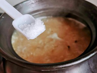 15、消食开胃的老菜脯粥,盐调味