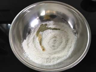 1、奶香瓜子酥,把除可可粉外的材料放入盆中。