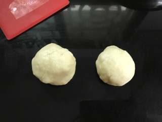 3、奶香瓜子酥,把面团分成2个差不多大小的剂子。