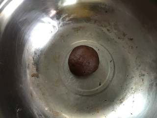 4、奶香瓜子酥,其中一个放入可可粉揉成可可面团。