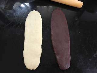 5、奶香瓜子酥,把两个面团分别擀开。