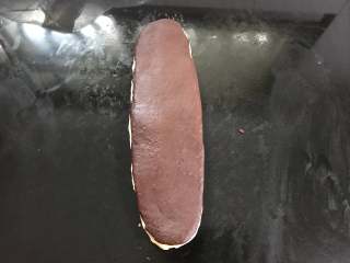 6、奶香瓜子酥,把可可面片放在白色面片上稍擀一下。