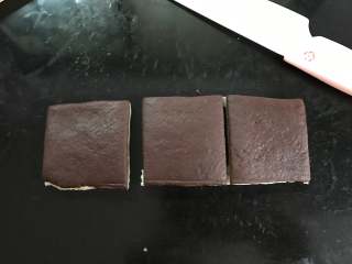 7、奶香瓜子酥,均分成三等份。