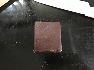 8、奶香瓜子酥,再把三份面片分别叠加。