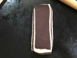 9、奶香瓜子酥,再次擀开。