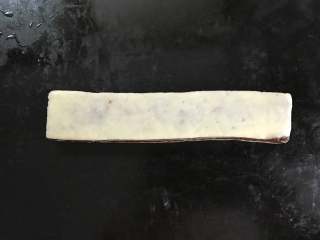 10、奶香瓜子酥,再次擀薄后切去不规则的部分 。