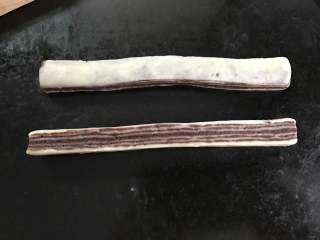 11、奶香瓜子酥,然后从中间切开。