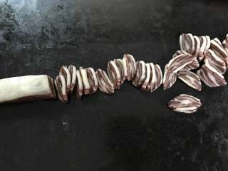 12、奶香瓜子酥,用刀切成约1mm厚的片。