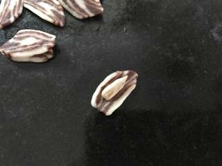 13、奶香瓜子酥,取一面片切面朝上，放上一个瓜子仁。