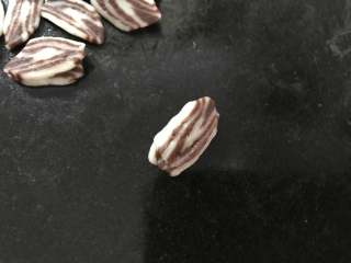 14、奶香瓜子酥,再盖上另外一个面片。