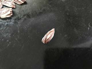 15、奶香瓜子酥,捏紧两侧后再捏出瓜子形状。