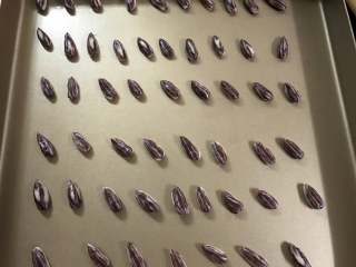 16、奶香瓜子酥,做好后码入烤盘。