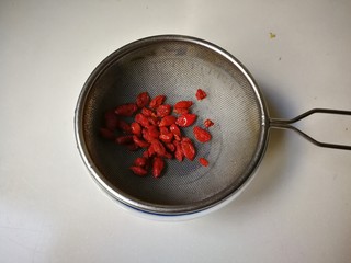 2、酒酿汤圆,枸杞清洗干净沥干水