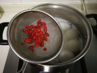 6、酒酿汤圆,放入枸杞烧至汤圆漂浮起来