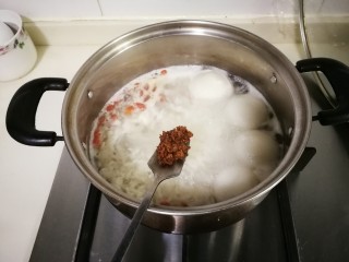 7、酒酿汤圆,放入一小勺糖桂花