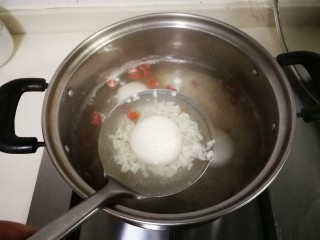 9、酒酿汤圆,用勺子盛出汤圆