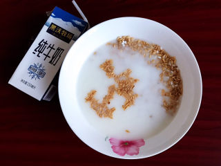 9、奶香南瓜粥,把纯牛奶倒入淘洗干净的米里，浸泡30分钟