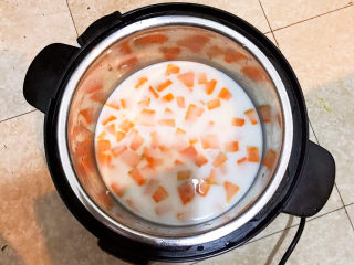 12、奶香南瓜粥,这道粥是用纯牛奶煮的，加入2盒牛奶（500ml）