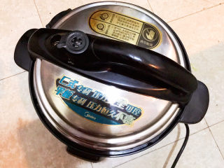 13、奶香南瓜粥,盖上锅盖，煮45分钟