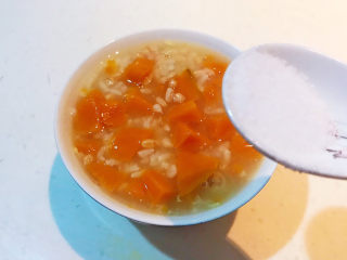 15、奶香南瓜粥,加入白糖，调匀就可以吃了