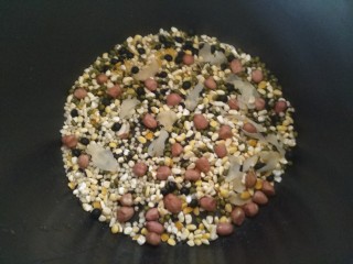 2、八宝粥,放入压力锅里