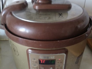 4、八宝粥,盖上盖，插上电源，按上煲豆功能键