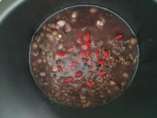 6、八宝粥,撒上枸杞子，在煮十分钟即可