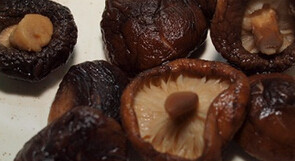 1、鲍鱼粥,香菇提前半个小时泡发，切成丝