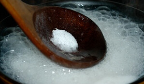 4、鲍鱼粥,转中小火，熬至米粒开花，加入胡椒粉，盐调味