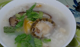 5、鲍鱼粥,舀起装碗，洒点芹菜，即可食用