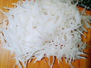 2、快手萝卜糕,萝卜清洗干净,刨成丝