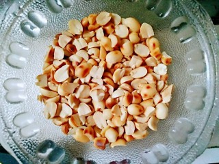 3、快手萝卜糕,花生米炒熟之后去皮碾碎,炒的时候要小火慢炒,不然很容易糊的